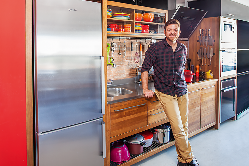 Em casa: conhea a cozinha de Chef Guga Rocha com utenslios  vista