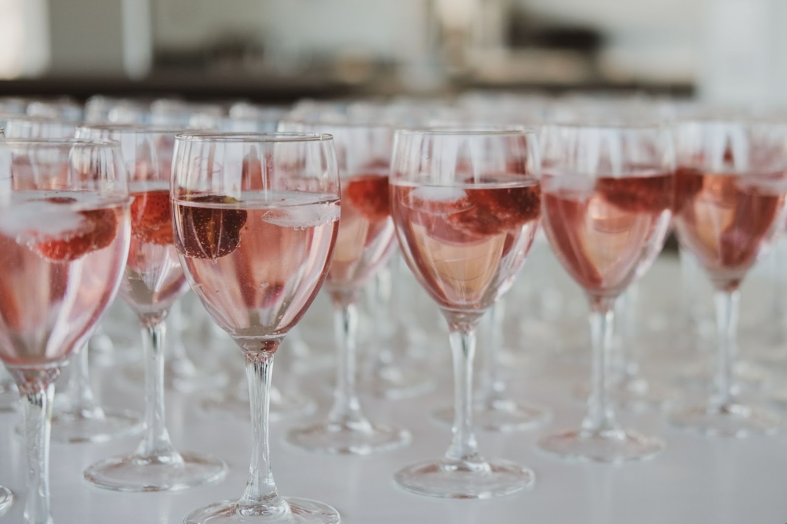 Dia internacional do vinho rosé: rótulos e acessórios para brindar a data