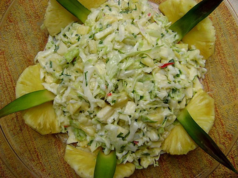 Salada de repolho com abacaxi